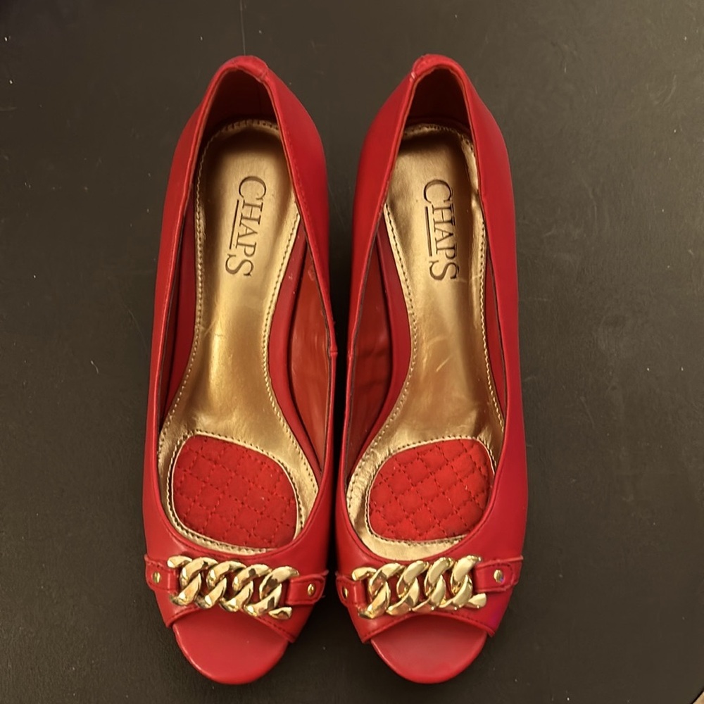 CHAPS, Red leather wedge size 5.5m, woman’s, with a gold chain over the toes.